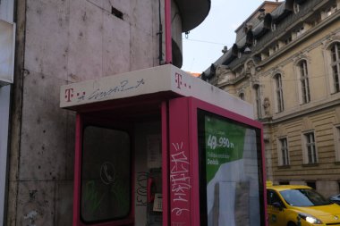 Budapeşte, Macaristan - 1 Kasım 2021: T-Mobile şehir telefon kulübesi, İllüstrasyon Editörü.