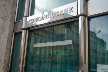 Budapeşte, Macaristan - 1 Kasım 2021: Merkantil Bankası imzası, İllüstrasyon Editörü.