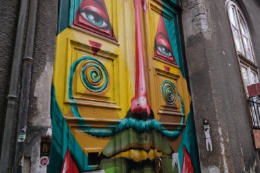 Budapeşte, Macaristan - 1 Kasım 2021: Eski kapıda sanat, Budapeşte 'de Kazinczy Caddesi Yahudi Mahallesi, İllüstrasyon Editörü.