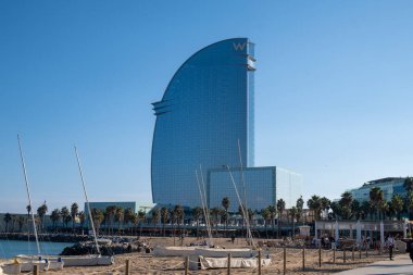 Barselona, İspanya - 5 Kasım 2021: W Barcelona Otel binası ve Barceloneta Plajı, Illustrative Editorial.