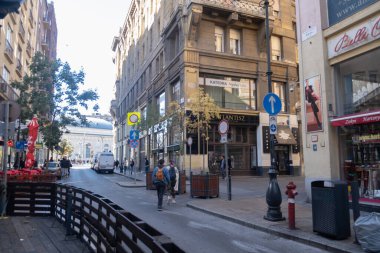 Budapeşte, Macaristan - 1 Kasım 2021: Budapeşte şehir merkezi, turistler ve yürüyen insanlar, Avrupa mimarisi, turizm ve seyahat, Illustrative Editorial.