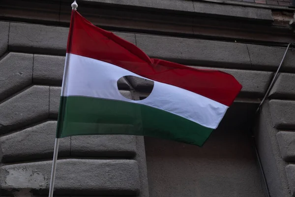 Magyar Nemzeti Zászló Lyukkal Szabadban Magyarország Zászló — Stock Fotó