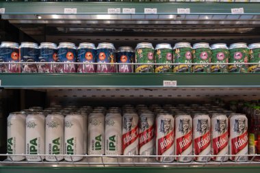 Budapeşte, Macaristan - 1 Kasım 2021: Mağazadaki tezgahta çeşitli içecekler, IPA ve bira, İllüstrasyon Editörü.