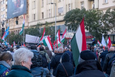 Budapeşte, Macaristan - 1 Kasım 2021: Macar bayraklı bir mitingde kalabalık. Sokakta buluşma ya da gösteri. Macaristan 'da siyasi faaliyet, İllüstrasyon Editörü.
