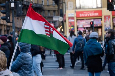 Budapeşte, Macaristan - 1 Kasım 2021: Macar bayraklı bir mitingde kalabalık. Sokakta buluşma ya da gösteri. Macaristan 'da siyasi faaliyet, İllüstrasyon Editörü.