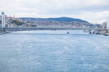 Budapeşte, Macaristan - 1 Kasım 2021: Budapeşte 'de Tuna nehri ve köprü, Buda ve Pest' i bölme,.