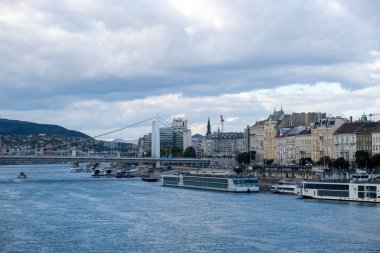 Budapeşte, Macaristan - 1 Kasım 2021: Budapeşte 'de Tuna nehri ve köprü, Illustrative Editorial.