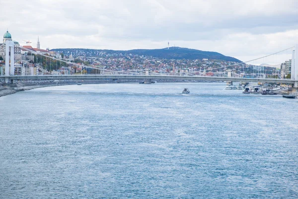 Budapeşte, Macaristan - 1 Kasım 2021: Budapeşte 'de Tuna nehri ve köprü, Buda ve Pest' i bölme,.