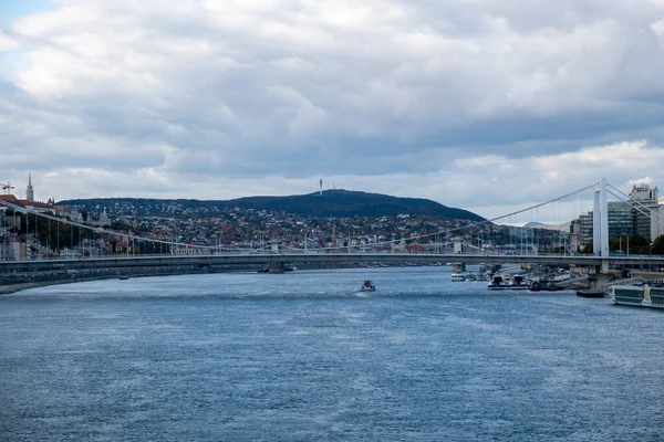 Budapeşte, Macaristan - 1 Kasım 2021: Budapeşte 'de Tuna nehri ve köprü, Buda ve Pest' i bölme,.