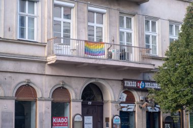 Budapeşte, Macaristan - 1 Kasım 2021: Balkonda asılı LGBT bayrağı, Illustrative Editorial.