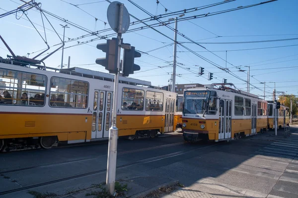 Budapest Hungría Noviembre 2021 Tranvía Las Pistas Diseño Amarillo Transporte — Foto de Stock
