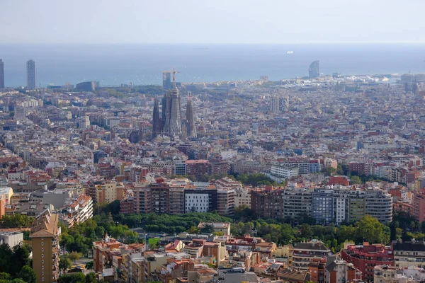 バルセロナの空の景色 街並みや地平線 サグラダ 家族と海 都市建築 — ストック写真