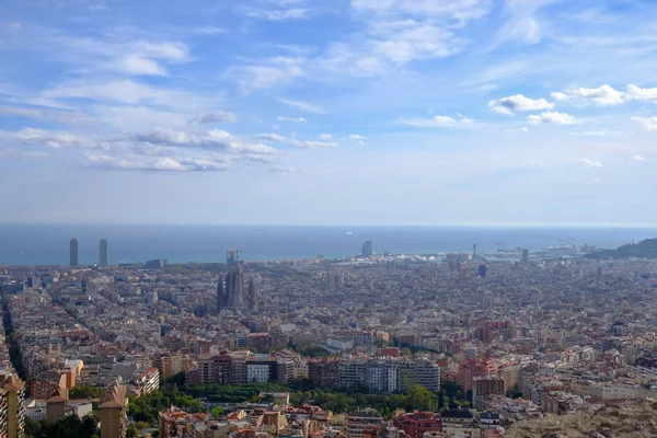 バルセロナの空の景色 街並みや地平線 サグラダ ファミリアと海 都市建築 パノラマビュー — ストック写真