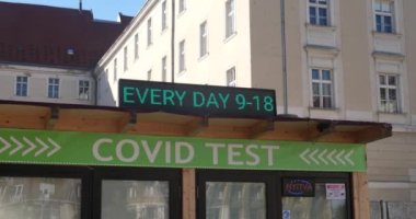 Budapeşte, Macaristan - 22 Ekim 2021: COVID test ofisi işareti, COVID-19 test girişi, İllüstrasyon Editörü