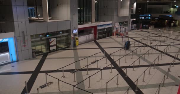 ブダペスト、ハンガリー- 22 10月2021:ブダペストフェレンツリスト国際空港ターミナル乗客なしで空、パンデミックの制限、旅行の概念、イラスト編集 — ストック動画