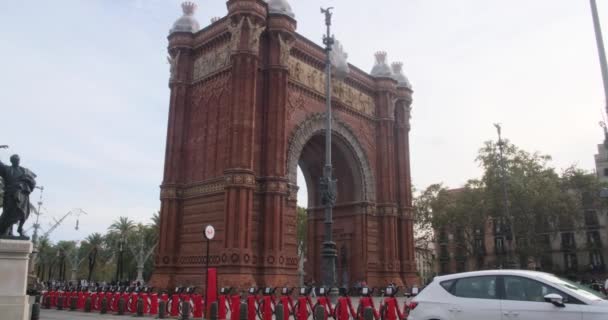 Барселона, Испания - 2 ноября 2021: Триумфальная арка Триумфальной арки в Барселоне, Каталония, Иллюстративная редакция — стоковое видео