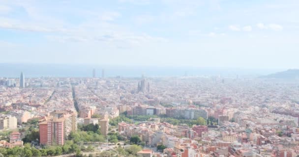 Το τοπίο της πόλης της Βαρκελώνης με τη Sagrada Familia. Αστικό τοπίο με Αεροφωτογραφία — Αρχείο Βίντεο