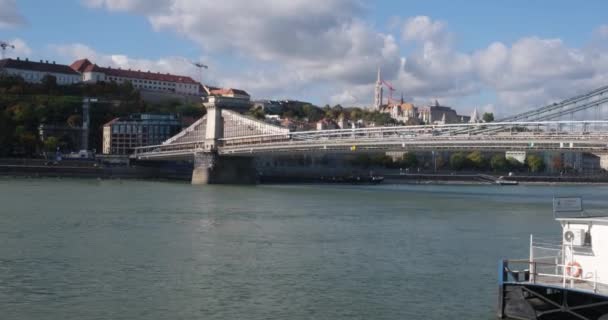 Budapest, Ungern - 22 oktober 2021: Kedjebro över Donau i Budapest med landmärke vid vattnet, Illustrativ Redaktionell — Stockvideo