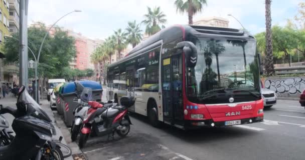 Barcelona, Hiszpania - 2 listopada 2021 r.: Transport publiczny w Barcelonie. Autobus opuszcza przystanek, samochody na drodze w ruchu, Illustrative Editorial — Wideo stockowe