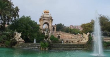 Barselona, İspanya - 2 Kasım 2021: Cascada del Parc de la Ciutadella, Ciutadella Park, Illustrative Editorial