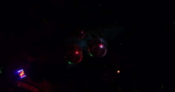 Budapest, Hungaria - 22 Oktober 2021: Klub malam atau bar dengan cahaya buatan dan bola disko, interior gelap, Editorial ilustrasi — Stok Video