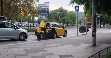 Barselona, İspanya - 2 Kasım 2021: Bisikletli kurye açık havada. Glovo Loca tabelası, sokaktaki teslimatçı, Illustrative Editorial