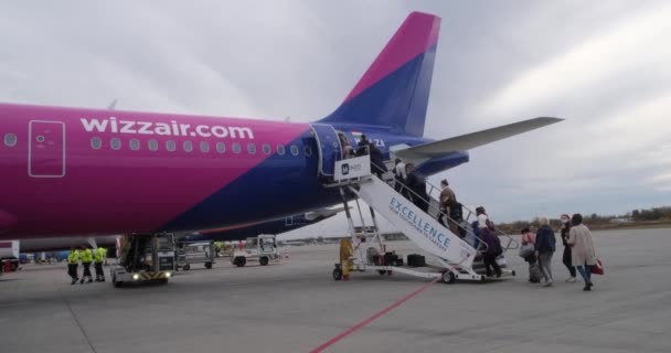 Budapeste Hungria Outubro 2021 Passageiros Entram Avião Wizz Air Embarcando — Vídeo de Stock