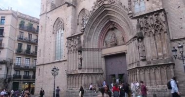 Barselona, İspanya - 2 Kasım 2021: Katedral de Barcelona. Barselona Gotik Katedral tarihi binası. Etrafta dolaşan insanlar var. İllüstrasyon Editörü.