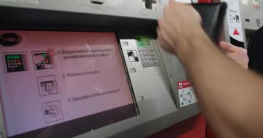 Barselona, İspanya - 2 Kasım 2021: Adam İspanya 'daki bir TMB terminalinden banka kartı, Illustrative Editorial ile metro bileti alıyor