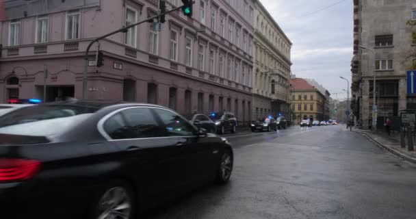 Budapest Hungary October 2021 Police Black Cars Flashing Lights Drive — Stock Video