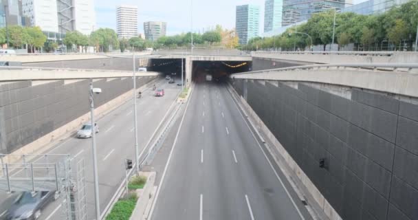 Βαρκελώνη Ισπανία Νοεμβρίου 2021 Αυτοκινητόδρομος Αυτοκίνητα Στην Κεντρική Επιχειρηματική Περιοχή — Αρχείο Βίντεο