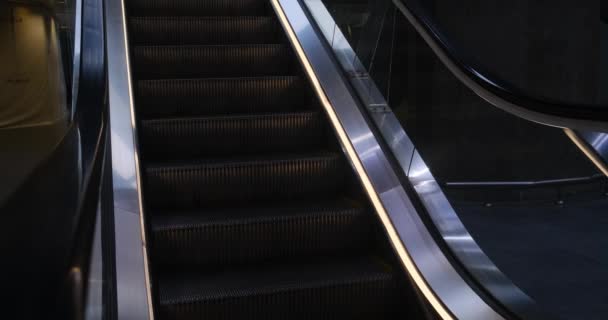 Szentpétervár, Oroszország - 2021. október 20.: Escalator steps move down in a mall or airport, Illusztratív szerkesztőség — Stock videók