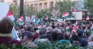 Budapeşte, Macaristan - 22 Ekim 2021: Budapeşte sokaklarında yürüyüş. Macar bayrakları ve kalabalık. Gösteri ya da protesto görüntüleri. Siyasi faaliyet, İllüstrasyon Editörü