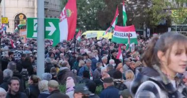 Budapeşte, Macaristan - 22 Ekim 2021: Budapeşte sokaklarında yürüyüş. Macar bayrakları ve kalabalık. Gösteri ya da protesto görüntüleri. Siyasi faaliyet, İllüstrasyon Editörü