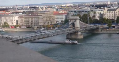 Gemi Budapeşte 'de parlamentonun yanındaki bir köprü altında yelken açıyor.