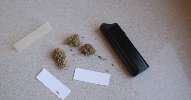 Ovanifrån av cannabis, papper och elektronisk vaporizer för rökning eller ångning marijuana — Stockvideo