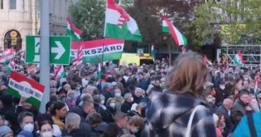 Budapeşte, Macaristan - 22 Ekim 2021: Budapeşte sokaklarında yürüyüş. Macar bayrakları ve kalabalık. Gösteri ya da protesto görüntüleri. Siyasi faaliyet, İllüstrasyon Editörü