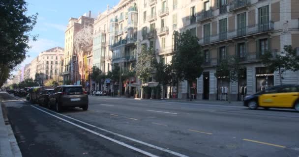 Barcelona Spanien November 2021 Downtown European City Vägtrafik Människor Cyklar — Stockvideo