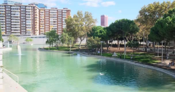 バルセロナ スペイン 11月2021 パルク エスパーニャ産業 芝生や木 湖や彫刻と公共公園 イラスト編集 — ストック動画