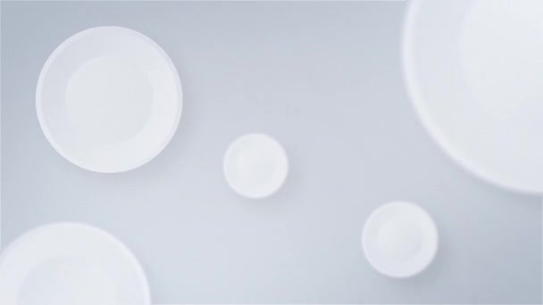 丸薬の形の白い円は白い背景に跳ね返る コピースペースホワイトの背景 — ストック動画