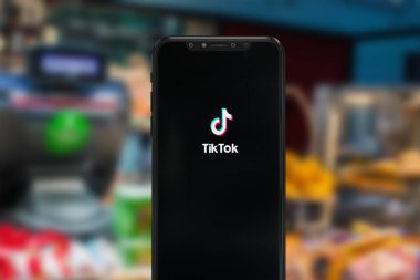 New York, ABD - 1 Eylül 2022: Tik Tok uygulaması telefon ekranında, İllüstrasyon Editörü.