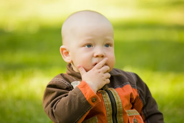 Nachdenkliches Baby — Stockfoto