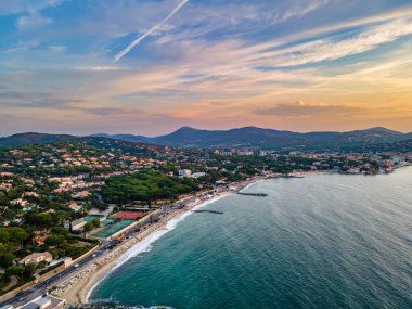 Fransız Rivierası 'ndaki Sainte-Maxime limanı üzerinde gün doğumu (Fransa' nın güneyi))