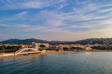 Fransız Rivierası 'ndaki (Güney Fransa' nın güneyi) Sainte-Maxime limanı ve ünlü köprüsünün havadan görünüşü)