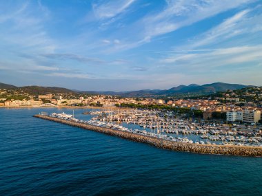 Fransız Rivierası 'ndaki Sainte-Maxime limanının hava manzarası (Fransa' nın güneyi))