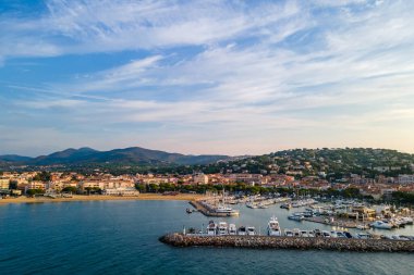 Fransız Rivierası 'ndaki Sainte-Maxime limanının hava manzarası (Fransa' nın güneyi))