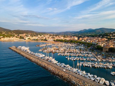 Fransız Rivierası 'ndaki Sainte-Maxime limanının hava manzarası (Fransa' nın güneyi))