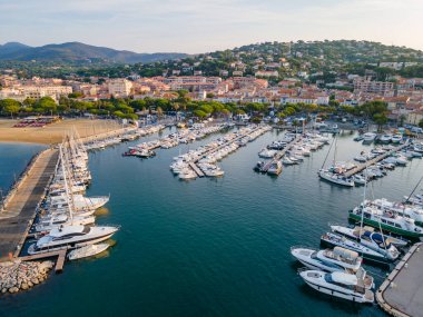 Fransız Rivierası 'ndaki Sainte-Maxime limanının hava manzarası (Fransa' nın güneyi))