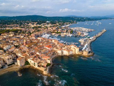 Fransız Rivierası 'ndaki Saint-Tropez şehrinin hava manzarası (Fransa' nın güneyi))