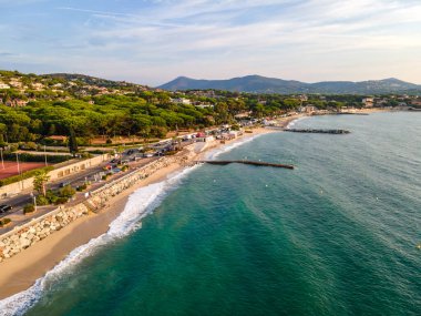 Fransız Rivierası 'ndaki La Croisette Sainte-Maxime plajı (Fransa' nın güneyi)